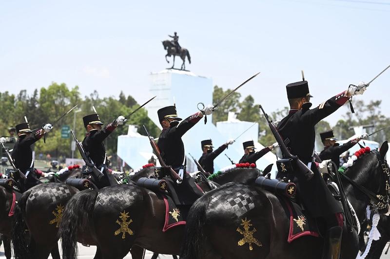 En unidad, con patriotismo y orden se realzó el desfile del 5 de mayo
