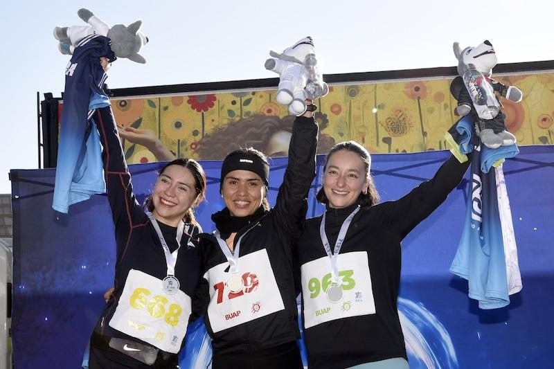 Corren 4 kilómetros en la BUAP para conmemorar 75 aniversario de la FCFM&nbsp;