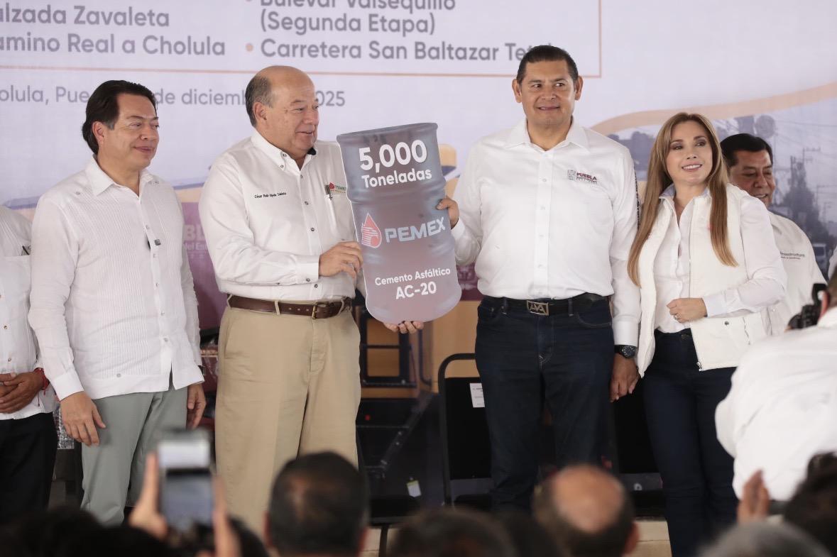 Por eficaz combate al huachicol, Pemex incrementa 7 veces donación de materiales para pavimentación a Puebla