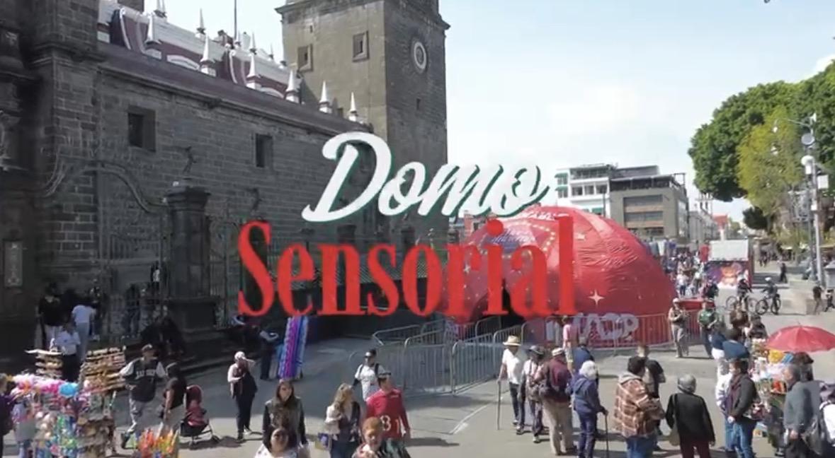 Familias poblanas visitan el domo sensorial “Sintamos la Navidad”