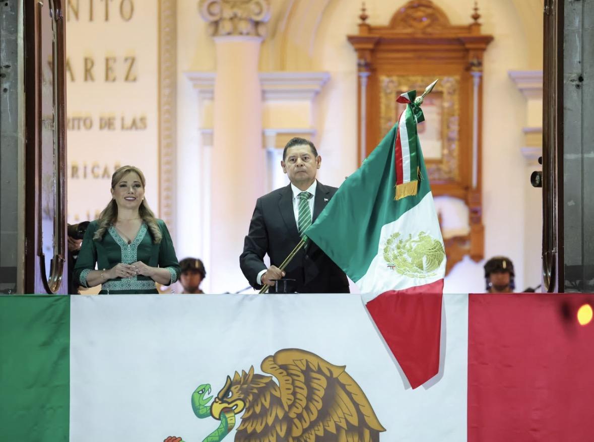 Gobernador Armenta honra a heroínas y madres buscadoras en el Grito de Independencia