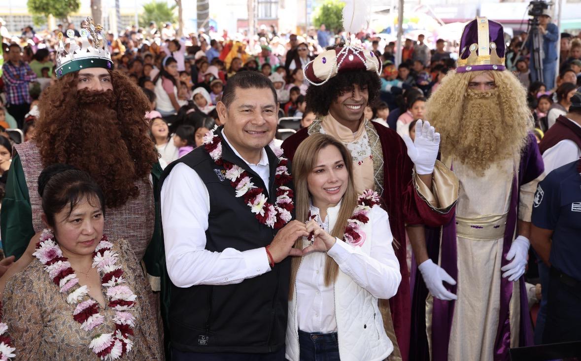 Con alegría y sensibilidad, Gobierno de Puebla entrega miles de juguetes en 27 microrregiones