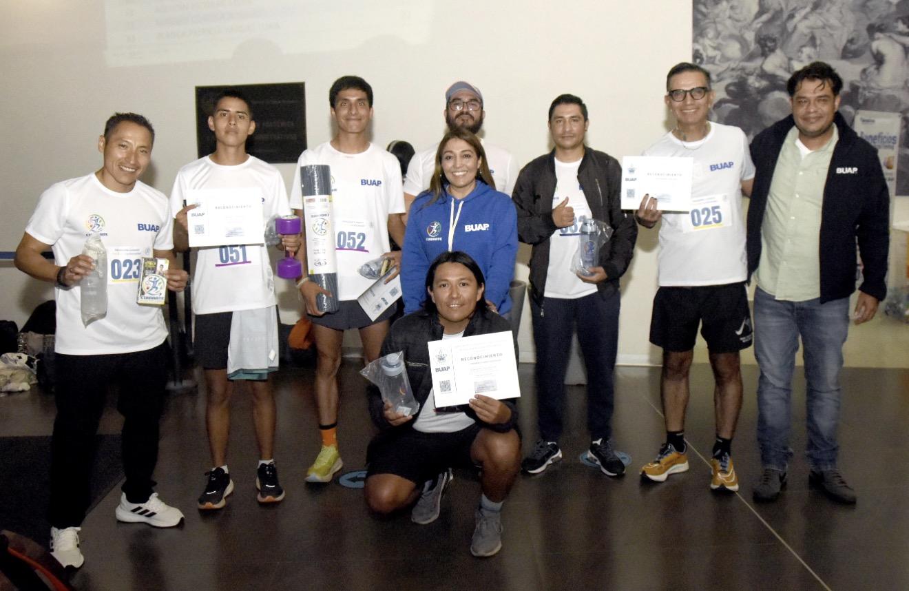 Trabajadores de la BUAP desafían las alturas en la Carrera Vertical 2026