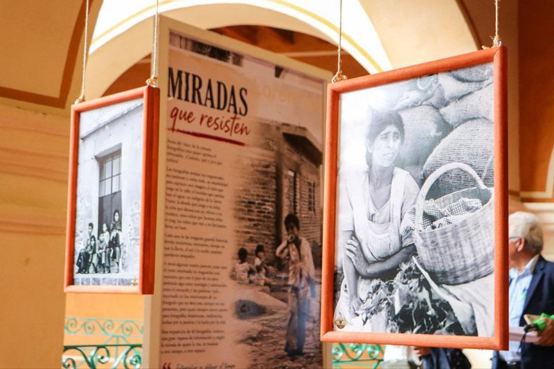 “Miradas que resisten”: Exposición fotográfica de Cale Cano en San Roque