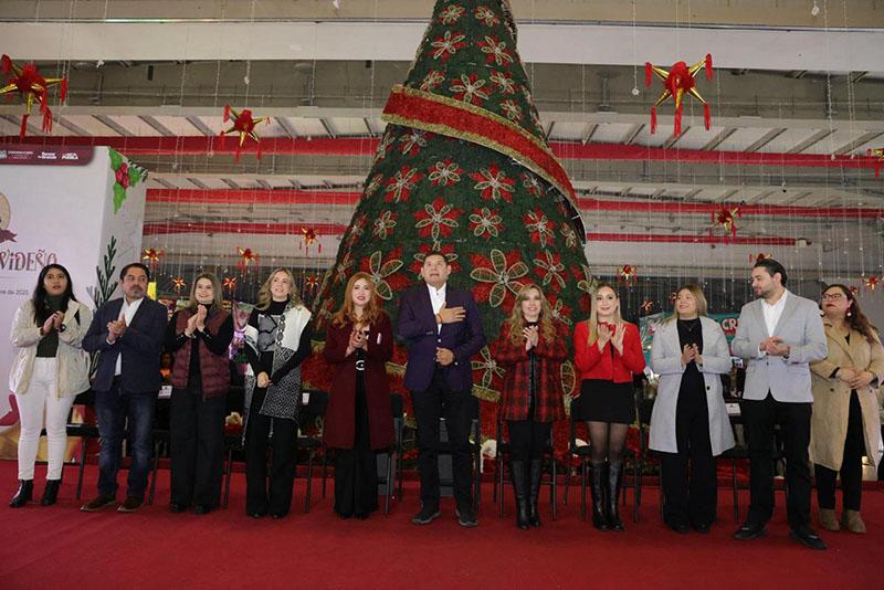 Familias poblanas conviven con paz y alegría en el Festival Navideño 2025