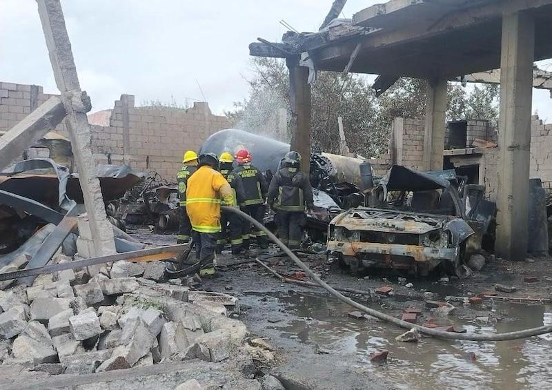 Descartan peligro en Tepeaca; continúan trabajos tras incendio de pipas de gas